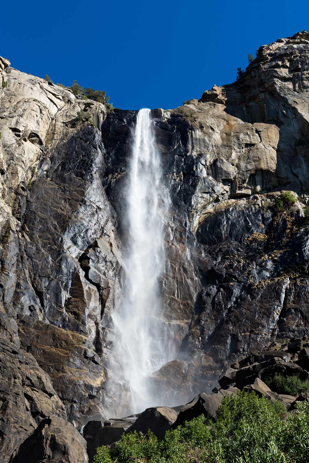 Day hiking to Bridalveil fall in Yosemite National Park