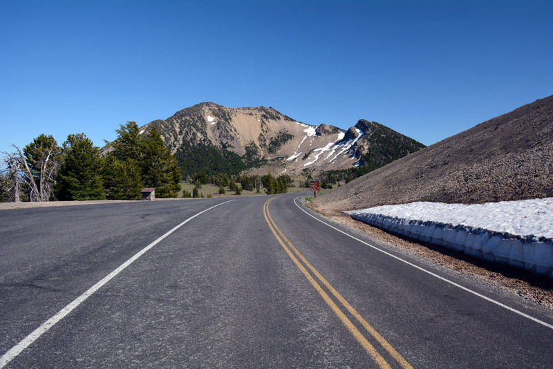 scenic drive around crater lake oregon