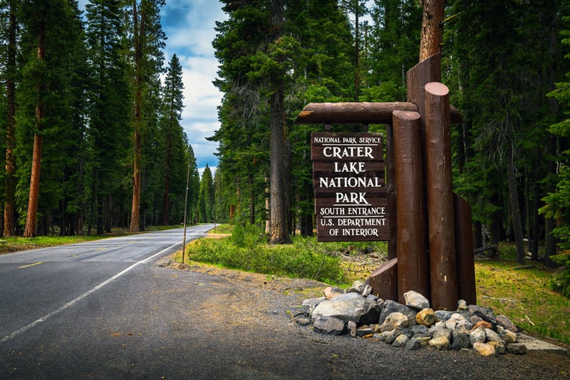 entrance to crater lake national park in oregon