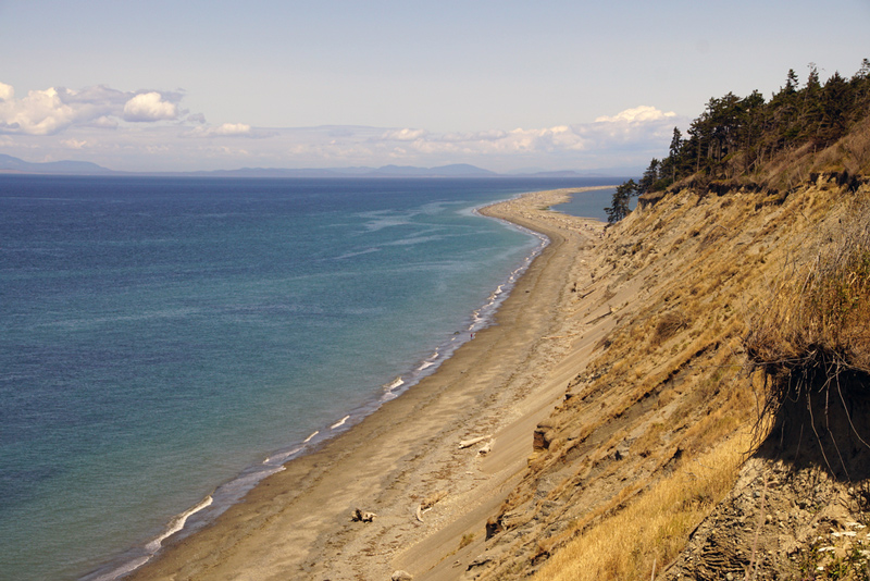 hiking along dungeness spit national wildlife refuge in washington