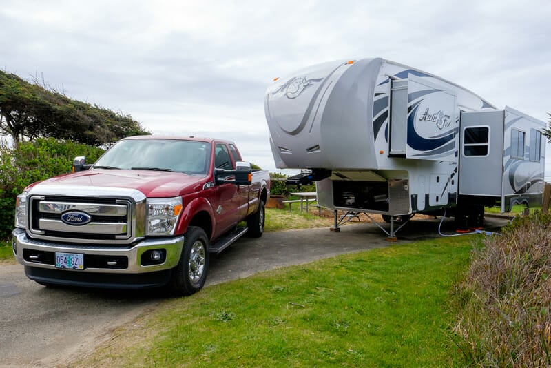 5th wheel camper stabilizer and jack at the campground