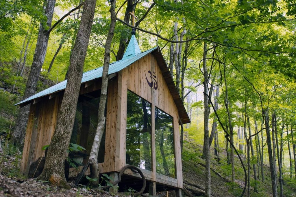 romantic glamping vacation in a tennessee treehouse