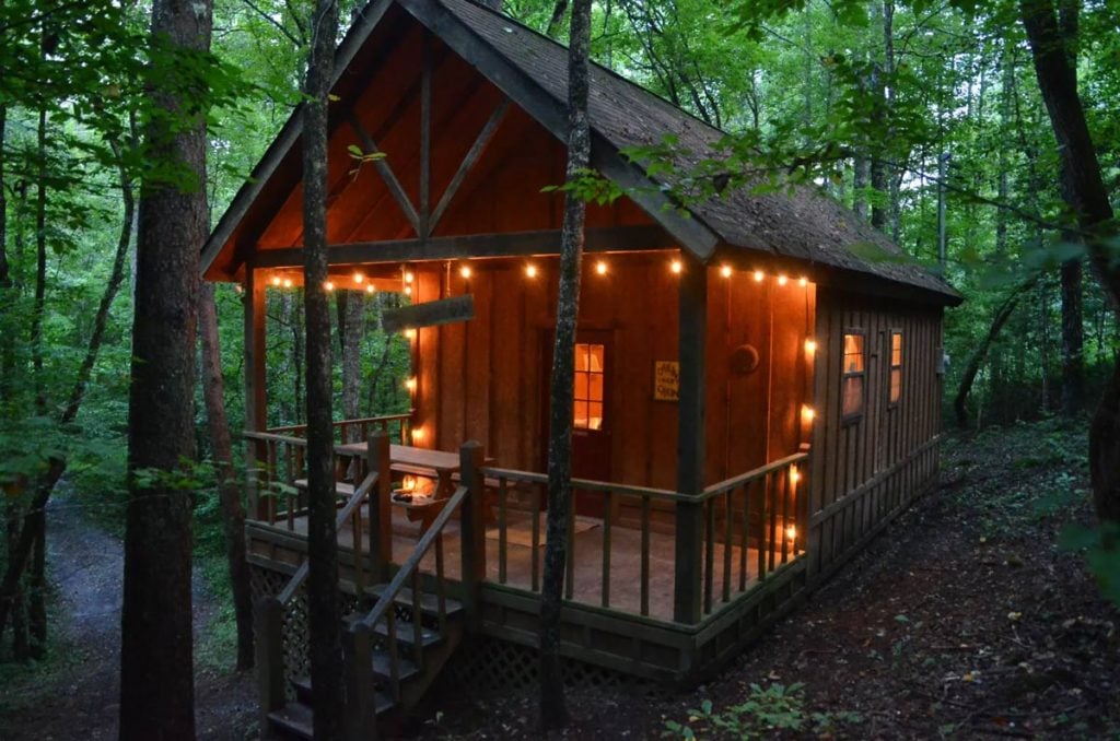 glamping in a tree house cabin in tennessee