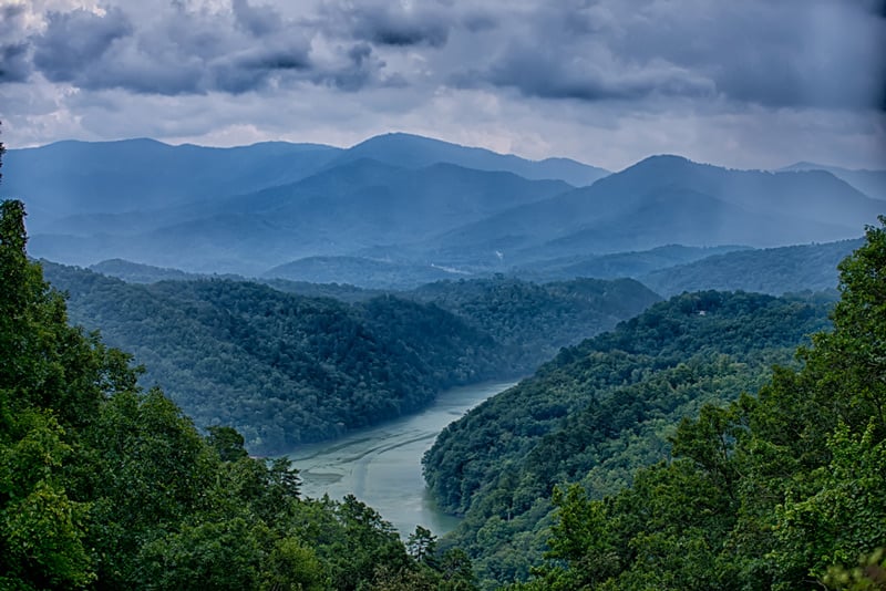 camping near a lake in the great smoky mountain national park