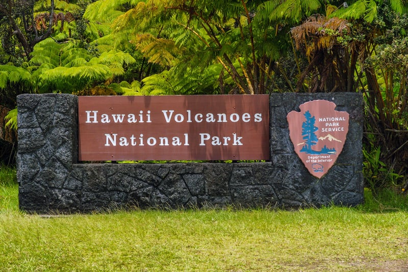 entrance sign to hawaii volcanoes national park
