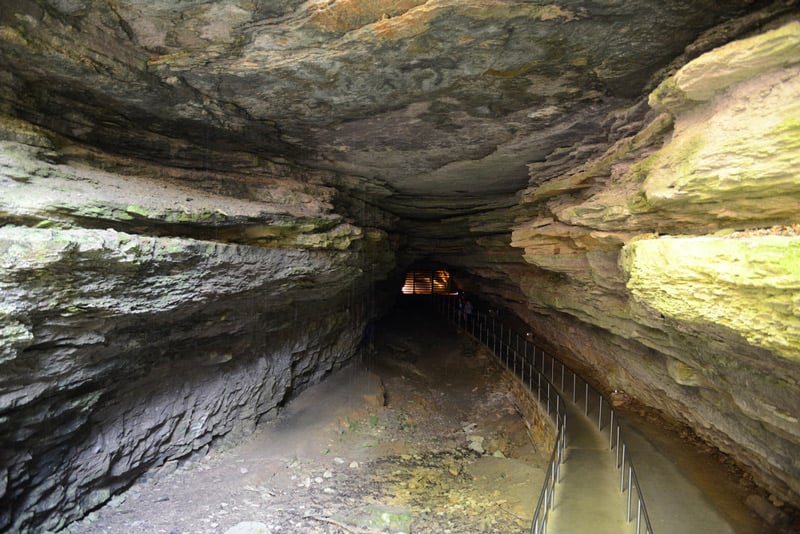 mammoth cave entrance in kentucky national park