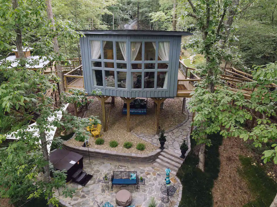 luxury camping in a tennessee treeshouse rental