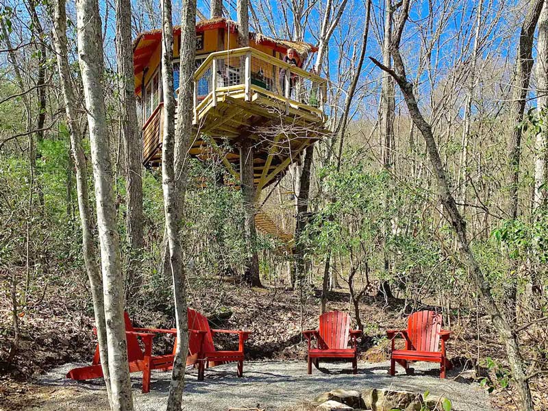 luxury camping rental in a Tennessee treehouse