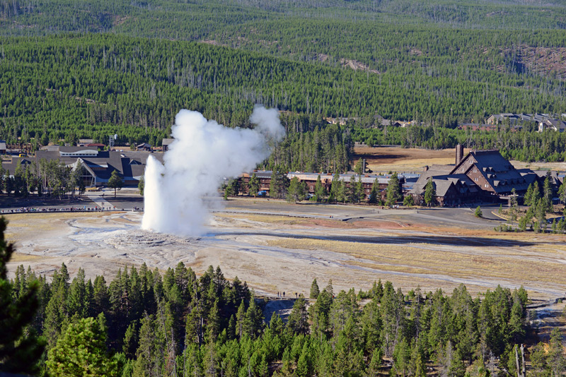 old faithful geyser eruption in yellowstone national park