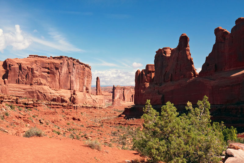 park avenue hiking trail in arches national park