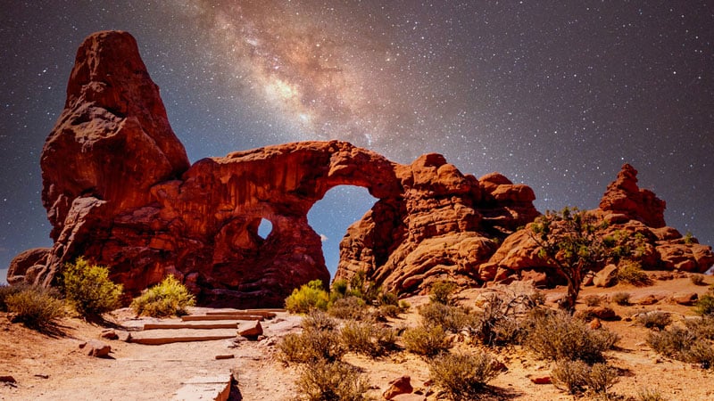 Turret Arch under the Milky Way at arches national park