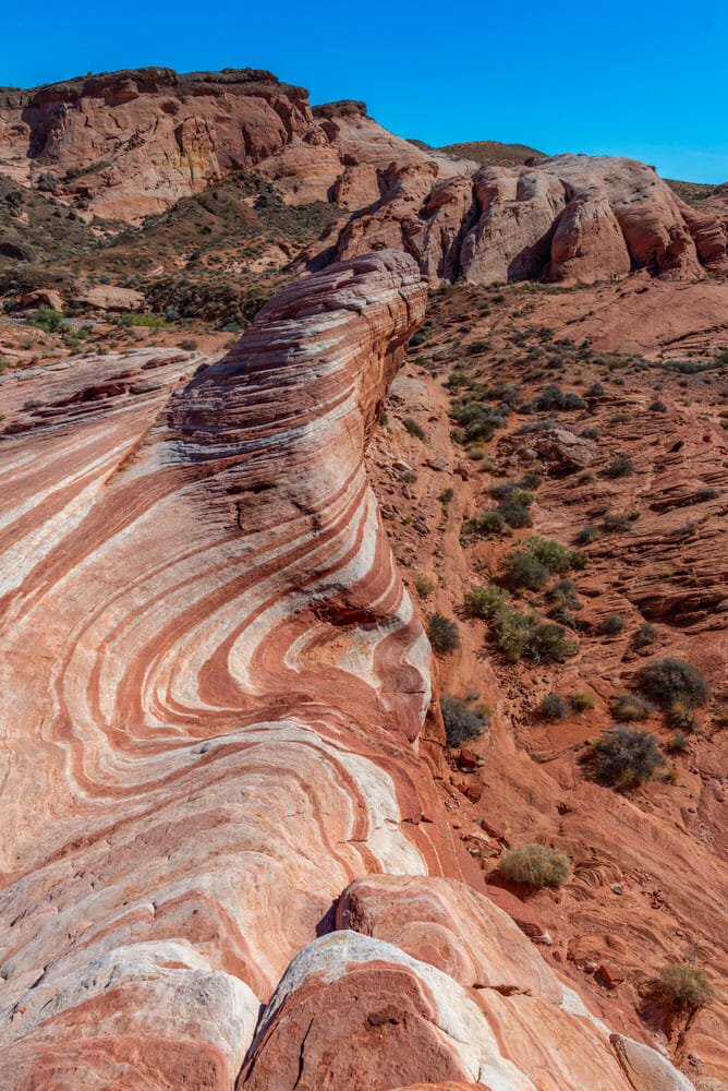 hiking to the wave at the valley of fire state park