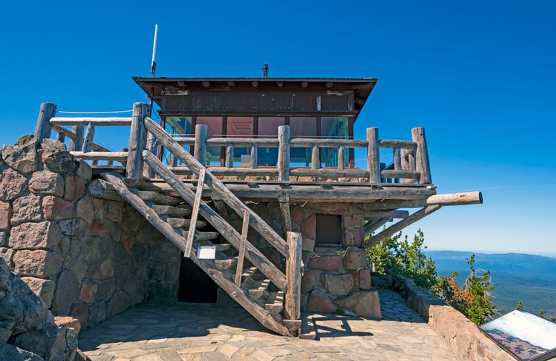 watchman fire tower lookout at crater lake